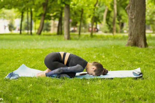 Junge Kaukasische Frau Macht Yoga Park — Stockfoto