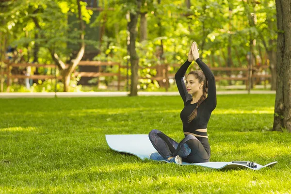 Junge Kaukasische Frau Macht Yoga Park — Stockfoto
