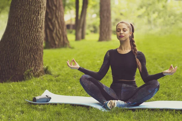 Junge Kaukasische Frau Meditiert Lotusposition Yoga Park — Stockfoto