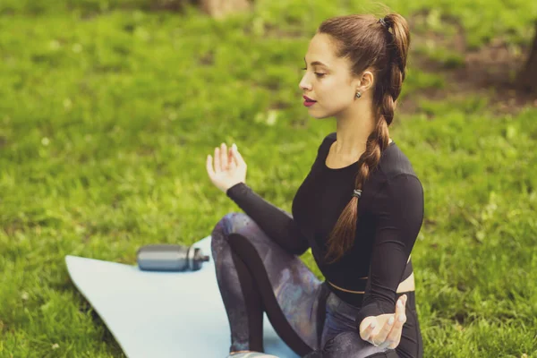 Junge Kaukasische Frau Meditiert Lotusposition Yoga Park — Stockfoto