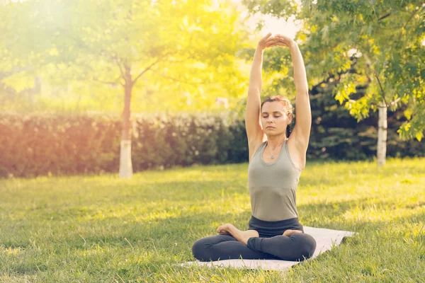 Junge Kaukasische Frau Beim Yoga Park Sitzt Mit Erhobenen Händen — Stockfoto