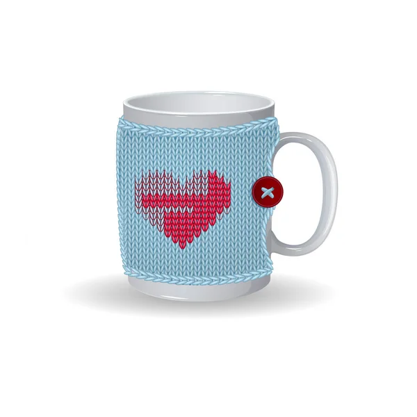 Tazza bianca con una copertura in maglia blu. Sul design della copertina con cuore rosso e un pulsante. Illustrazione vettoriale invernale a San Valentino . — Vettoriale Stock