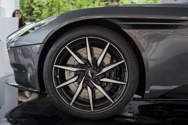 Torino, İtalya - 9 Haziran 2016 Turin açık hava araba göstermek ekran üzerinde bir Aston Martin_Db11