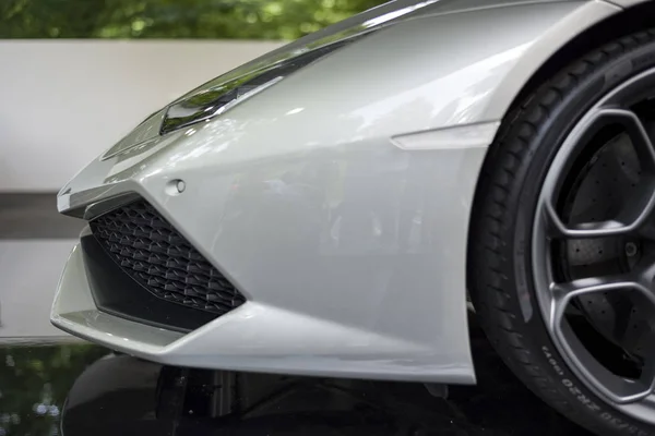 Torino, İtalya - 9 Haziran 2016 A Lamborghini Huracan_Spider Turin açık hava araba göstermek ekran üzerinde