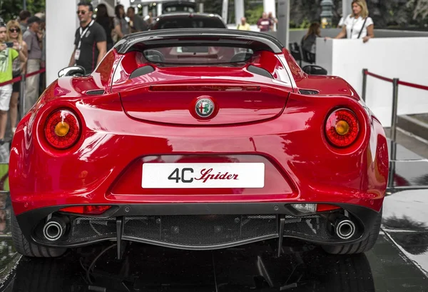 Torino, İtalya - 9 Haziran 2016 A kırmızı Alfa Romeo 4c_Spider Turin sergilenen açık hava araba Fuarı