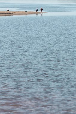 birkaç adam Nehri'nin kıyısında balık yakalamak