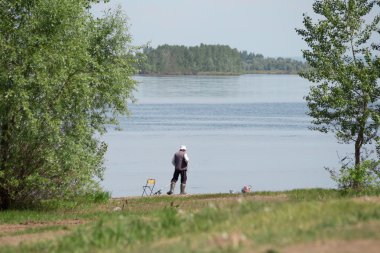Sahilde balık yalnız bir balıkçı yakalar