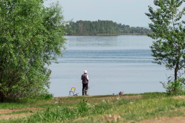 Sahilde balık yalnız bir balıkçı yakalar