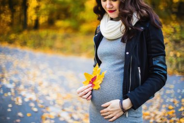 sonbahar manzara arasında hamile kız