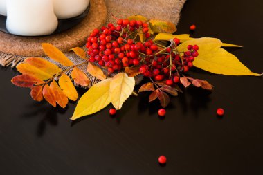 Sonbahar yaprakları, çilek ve mumları bileşimi