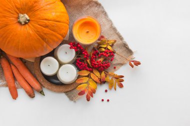 Kabaklar, yaprakları, çilek ve mumları sonbahar kompozisyon