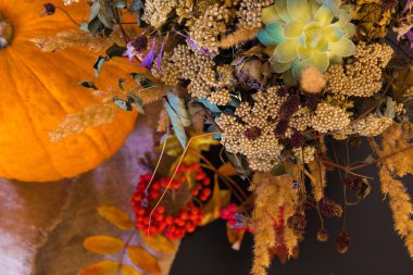 Çiçek ve yaprakları parlak sonbahar kompozisyon