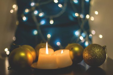 Güzel mumlar ve Noel top yakın çekim