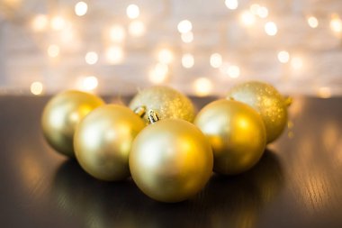 Altın Noel topları