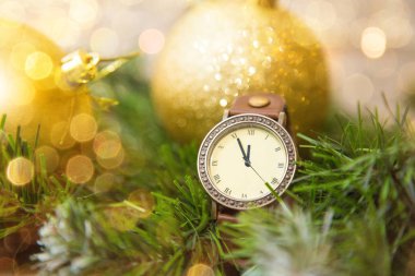 Yeni yıl saat gece yarısı 