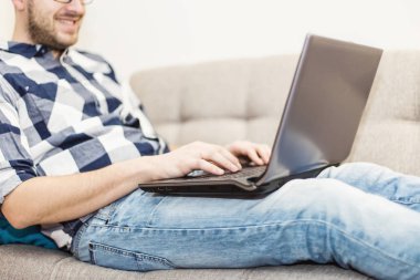 adam bir dizüstü bilgisayar ile