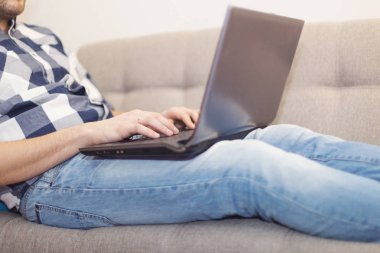 adam bir dizüstü bilgisayar ile