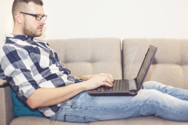 adam bir dizüstü bilgisayar ile