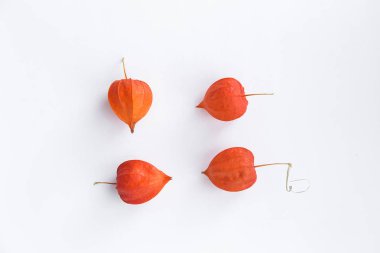 Beyaz bir arka plan üzerinde kağıt fenerler gibi fizasila meyveler
