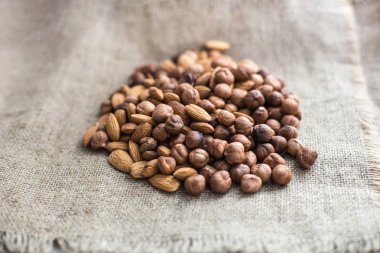 çuval bezi kumaş üzerine fındık yığını