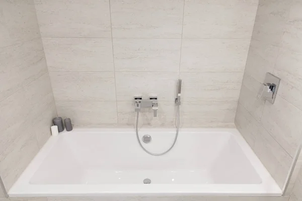 욕실 인테리어입니다. 목욕 및 샤워 수도 꼭지 — 스톡 사진
