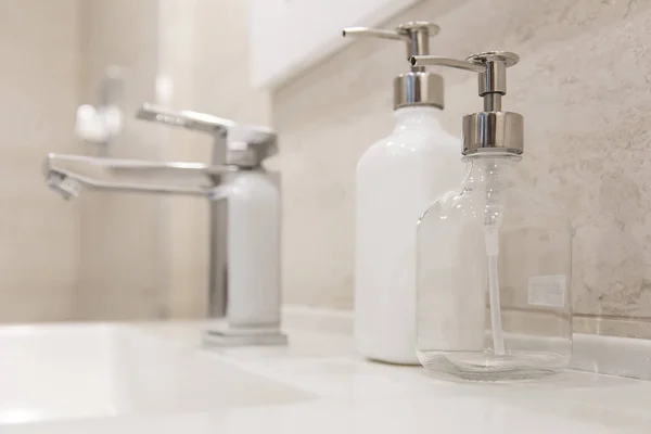 室内的浴室。水槽水龙头和肥皂和面霜容器 — 图库照片