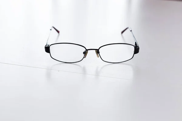 白いテーブルの上黒メガネ フレームのイメージ — ストック写真