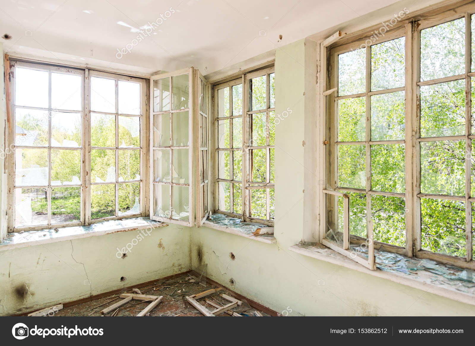 Interieur van een verwoeste gebouw. Verlaten sfeer — Stockfoto ... Interieur van een verwoeste gebouw. Verlaten sfeer — Stockfoto ...
