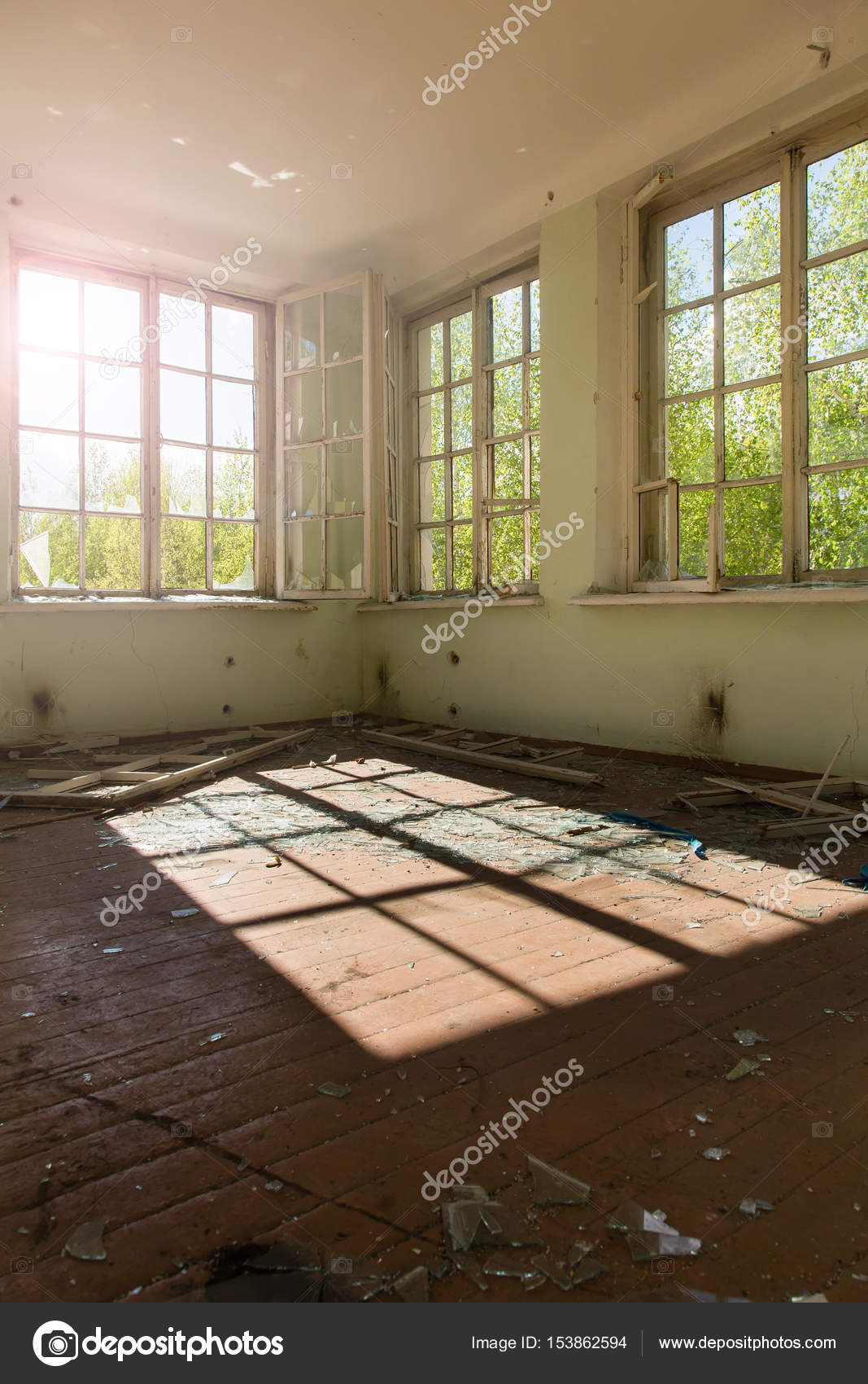 Interieur van een verwoeste gebouw. Verlaten sfeer — Stockfoto ... Interieur van een verwoeste gebouw. Verlaten sfeer — Stockfoto ...