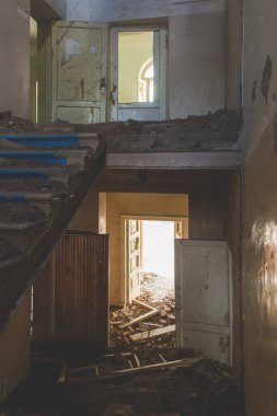 Yıkılan binanın iç. Terk edilmiş bir atmosfer