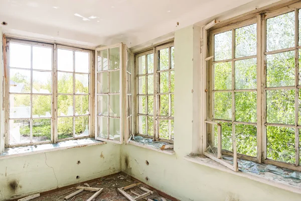 Interior de um edifício destruído. Ambiente abandonado — Fotografia de Stock