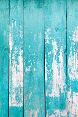 Eski ahşap tahtalar mavi boyayla kaplanmış.