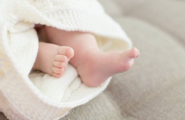 Yeni doğmuş. Bebe ayak bir battaniye ile örtülü