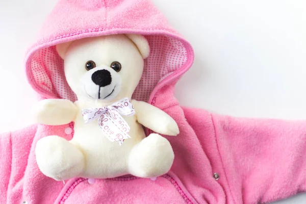 Αξεσουάρ για το νεογέννητο. Αρκουδάκι, τυλιγμένο σε ρούχα του μωρού — Φωτογραφία Αρχείου