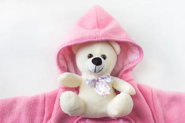 Accessoires pour le nouveau-né. Ours en peluche enveloppé dans des vêtements de bébé — Photo