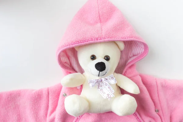 Accessoires voor de pasgeborene. Teddybeer verpakt in babykleding — Stockfoto