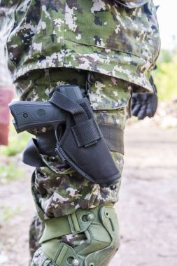 Öğeleri askeri üniforma. Silahı uyluk asılı