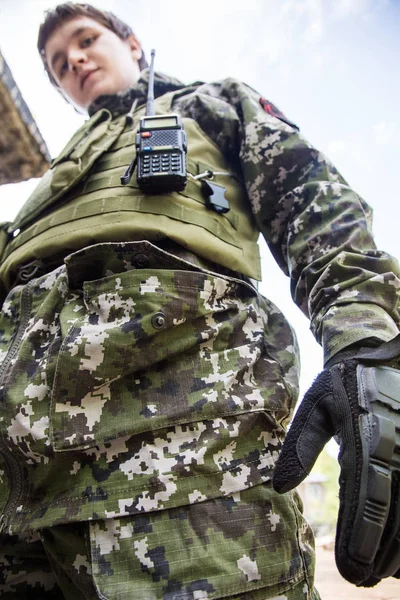 Soldaten uniform. Camouflage met een geklede kogelvrije vesten en walkie-talkie. Militaire thema — Stockfoto