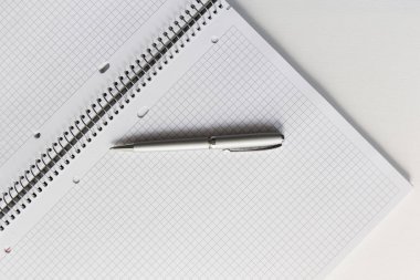 Açık defter kalem masaüstü ile kafeste