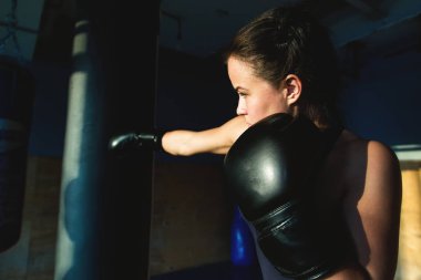 Kız boksör trenler siyah eldiven kapatalım