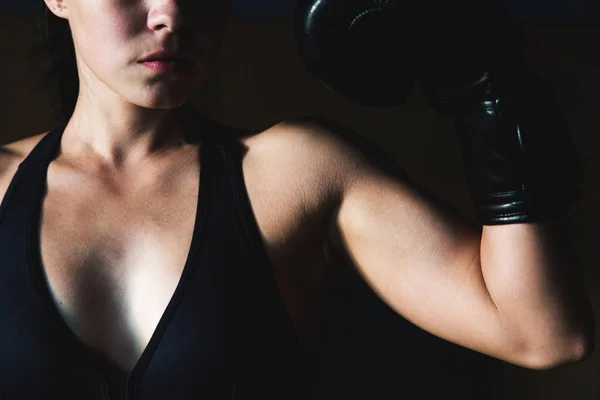 Boxer girl pozowanie. Części ciała - mięśni — Zdjęcie stockowe