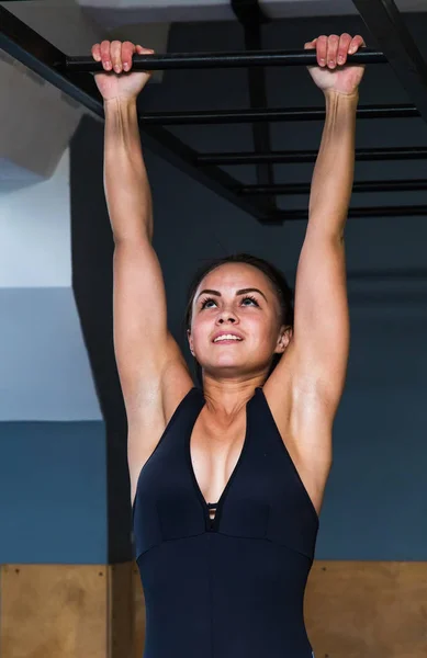 Una chica en una barra horizontal de cerca — Foto de Stock