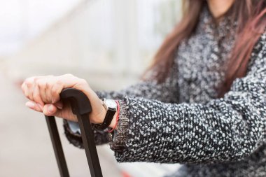 Bir boş tren istasyonu bir çanta ile kız. Tren bekliyor