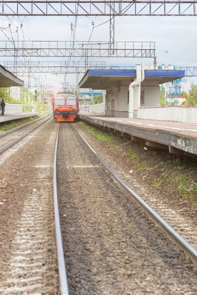 El tren se detuvo en una pequeña estación de tren. Ferrocarriles rusos — Foto de Stock