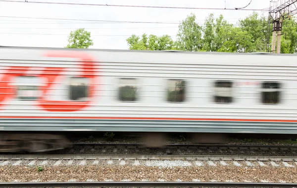 El tren de pasajeros en movimiento. Ferrocarriles rusos — Foto de Stock
