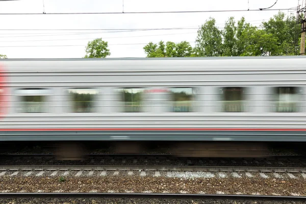 El tren de pasajeros en movimiento. Ferrocarriles rusos — Foto de Stock