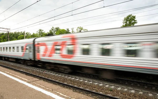 O comboio de passageiros em movimento. Ferrovias russas — Fotografia de Stock