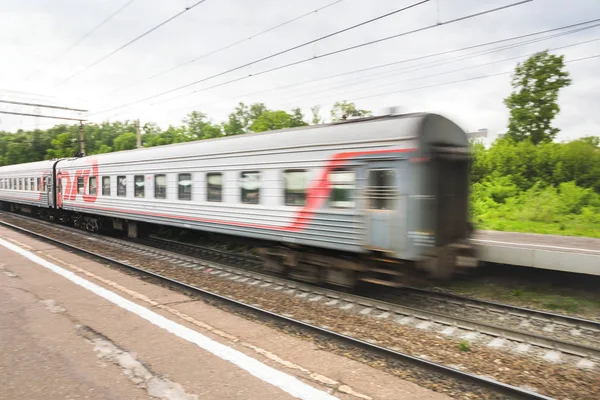 El tren de pasajeros en movimiento. Ferrocarriles rusos — Foto de Stock