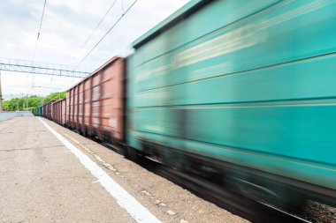 Hareketli yük treni istasyonu tarafından geçiyor. Rus Demiryolları