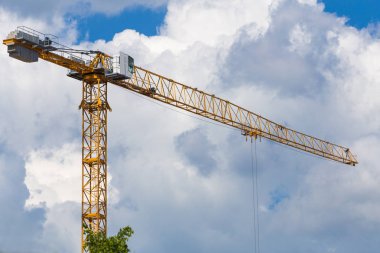 Sarı inşaat vinç mavi gökyüzü ve bulutlar karşı